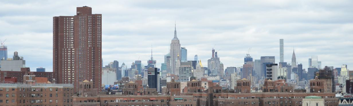 Empire State Building kaupunkinäkymässä kuvattuna Brooklyn Bridgen sillalta