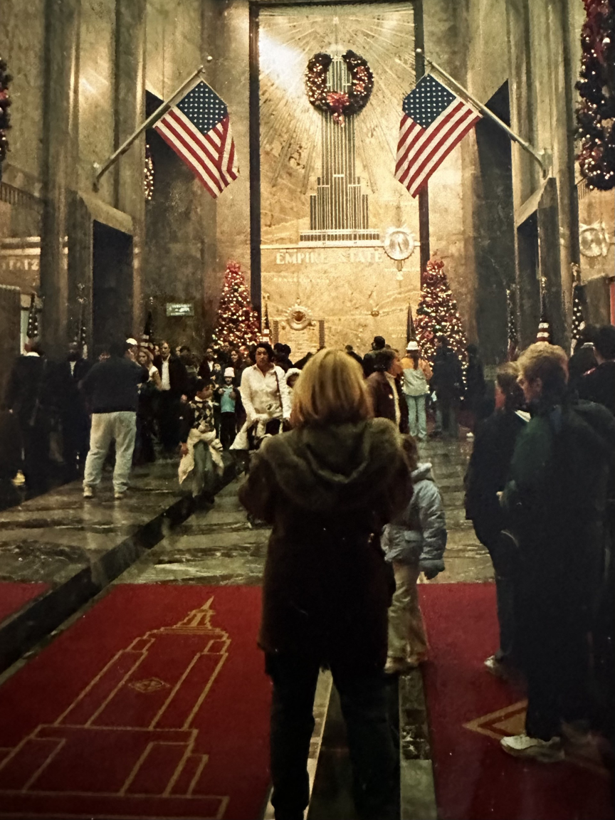 Empire State Buildingin aula oli koristeltu jouluisasti 2003