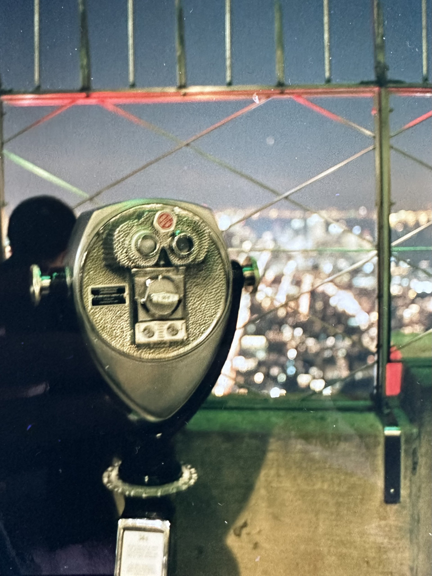 Näköalatasanteen kolikoilla toimiva kuuluisa kiikari 2003