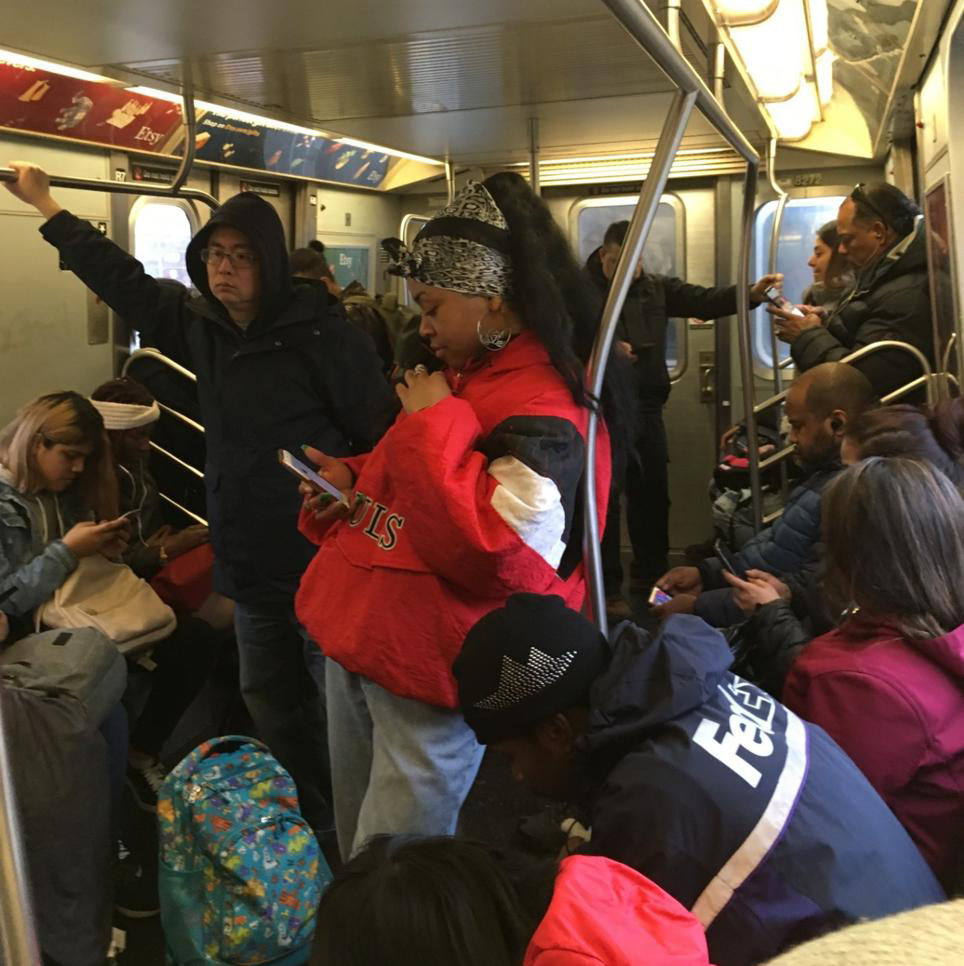 Ihmisiä metrossa matkustamassa Brooklyniin