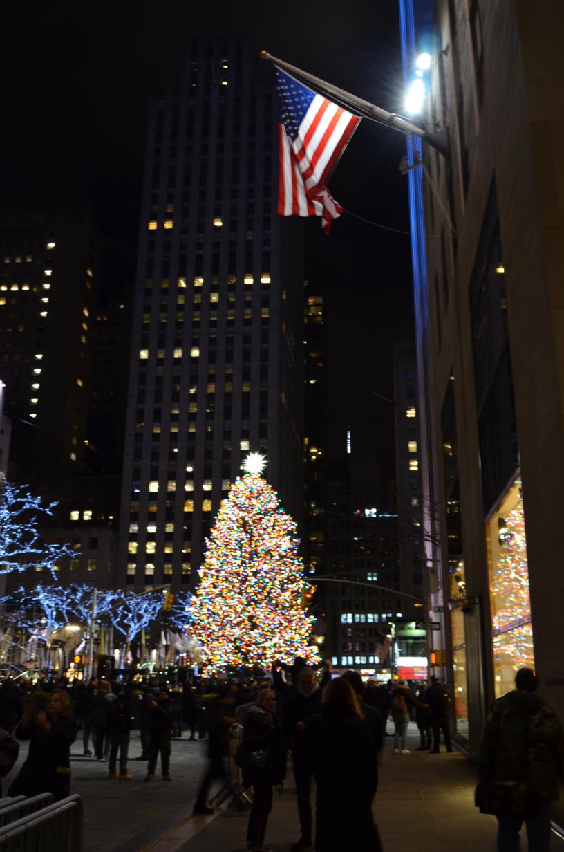 Joulukuusen valot sytytettiin Rockefeller Plazalla.