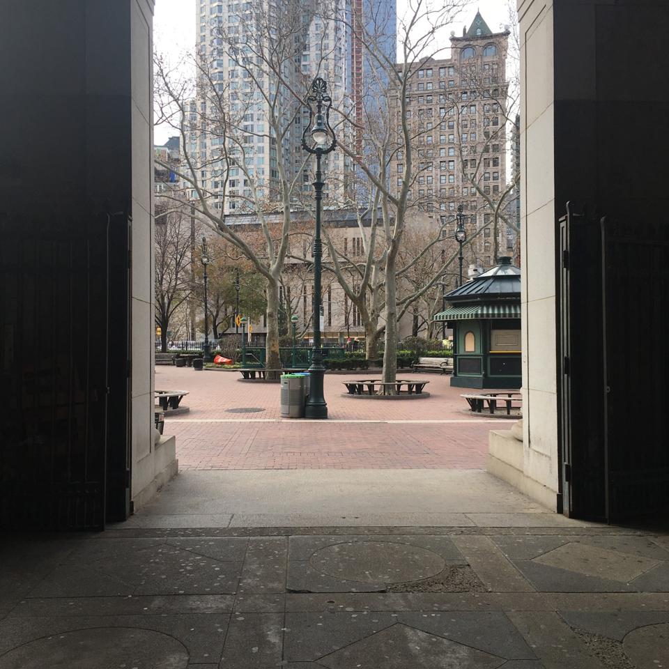 Kaupunki näkyy kaaren takaa