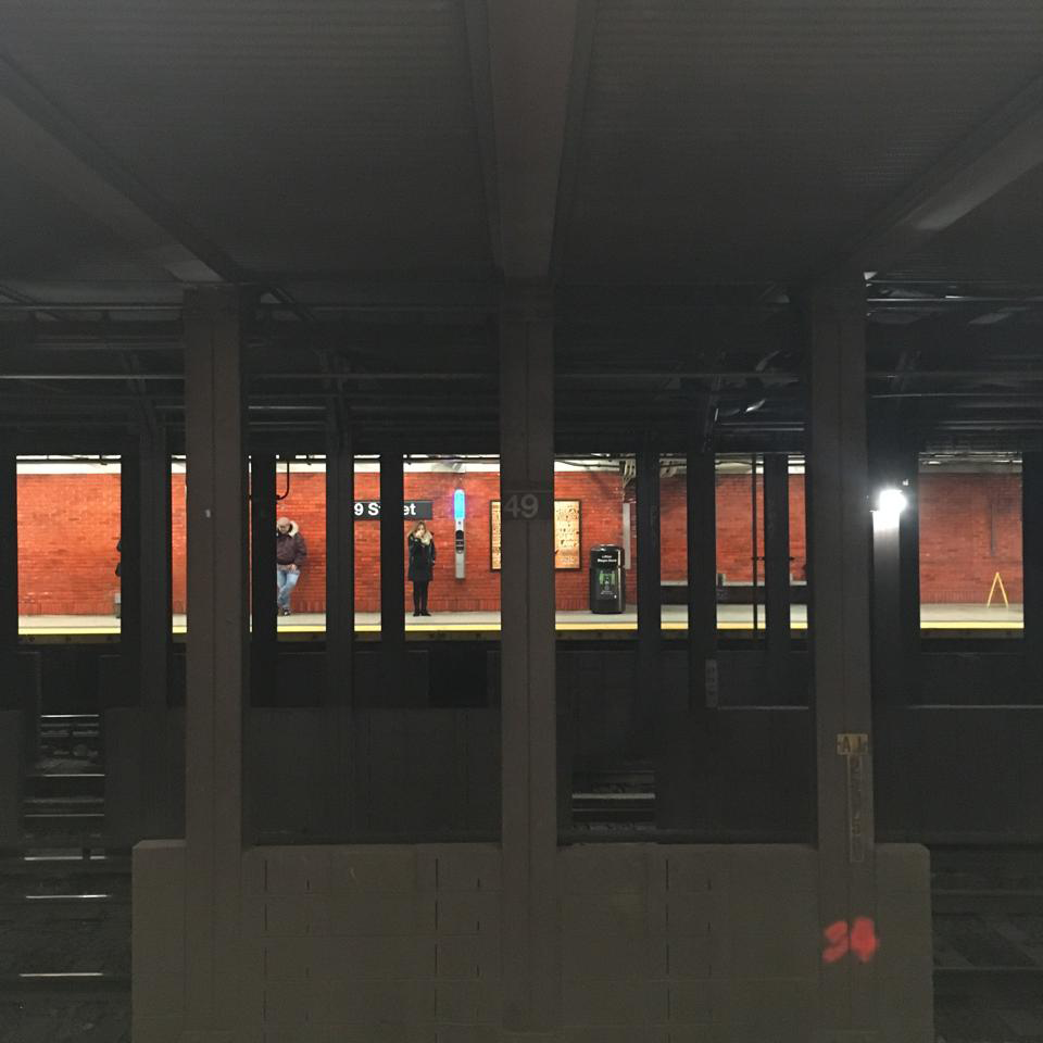 Metrolaituri toiselta metrolaiturilta kuvattuna