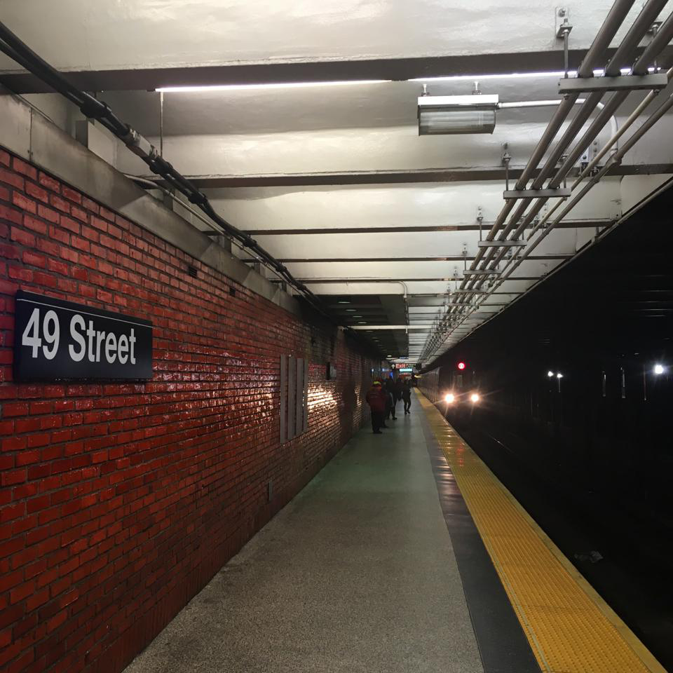 Metro saapuu tunnelista asemalle