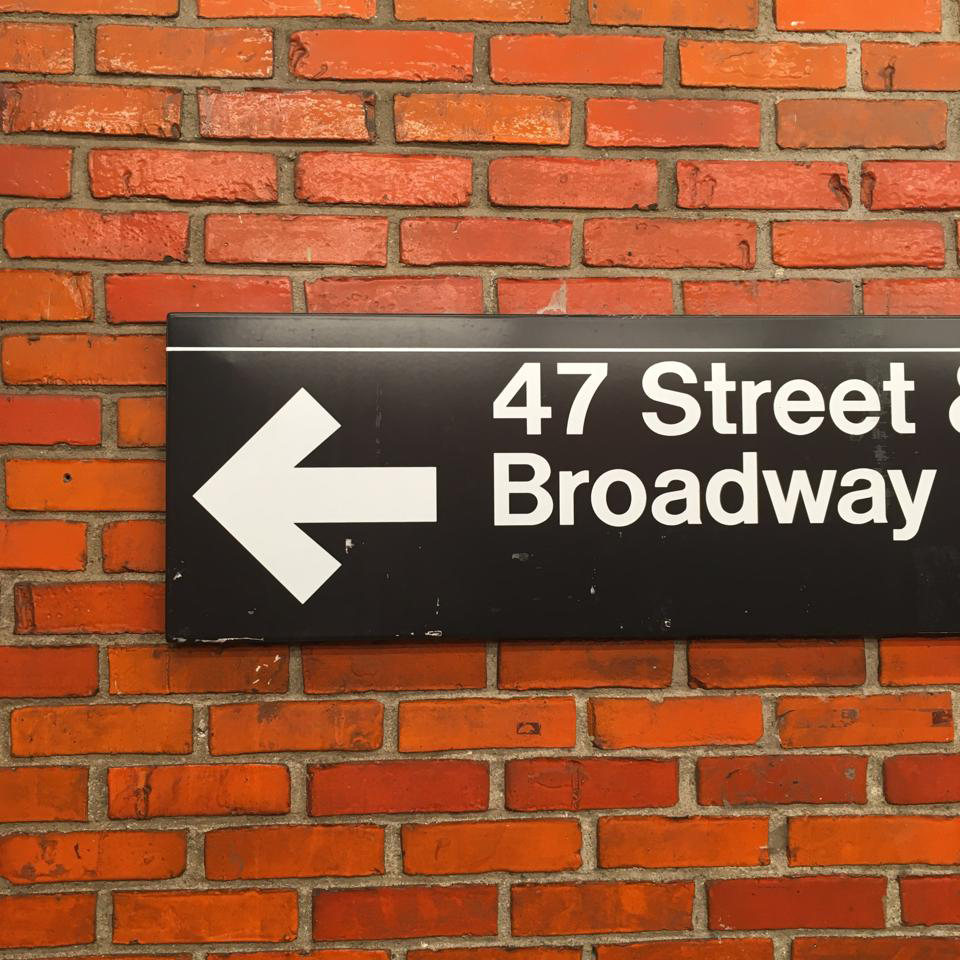 Opaskyltti New Yorkin metron laiturilla