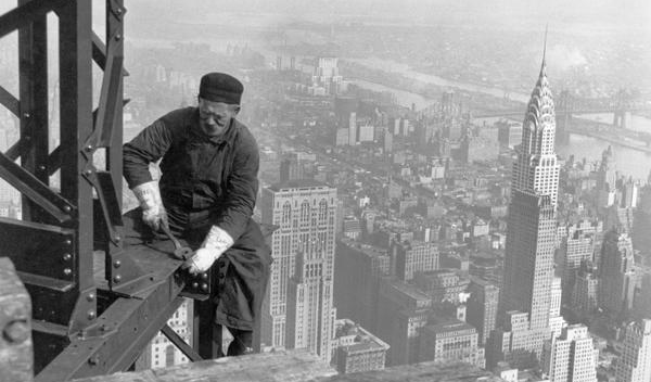 Rakentaja korkealla rakennustelineellä