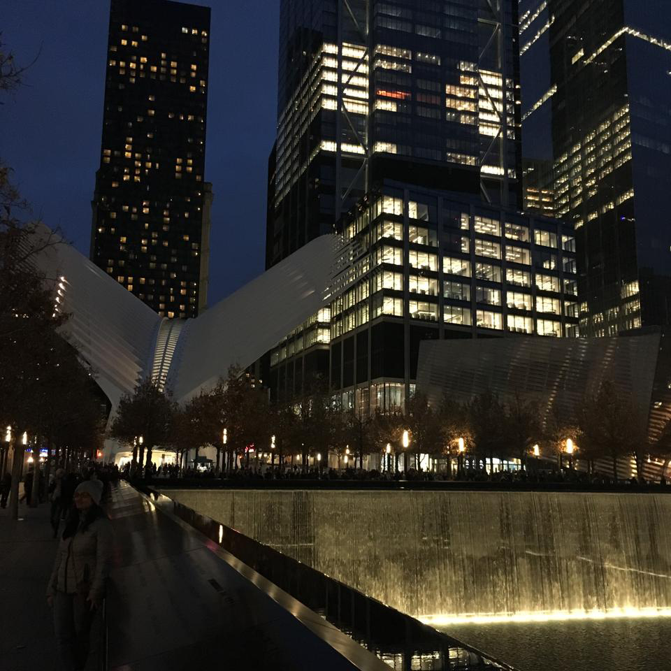 One World Trade Center ja muistomerkki