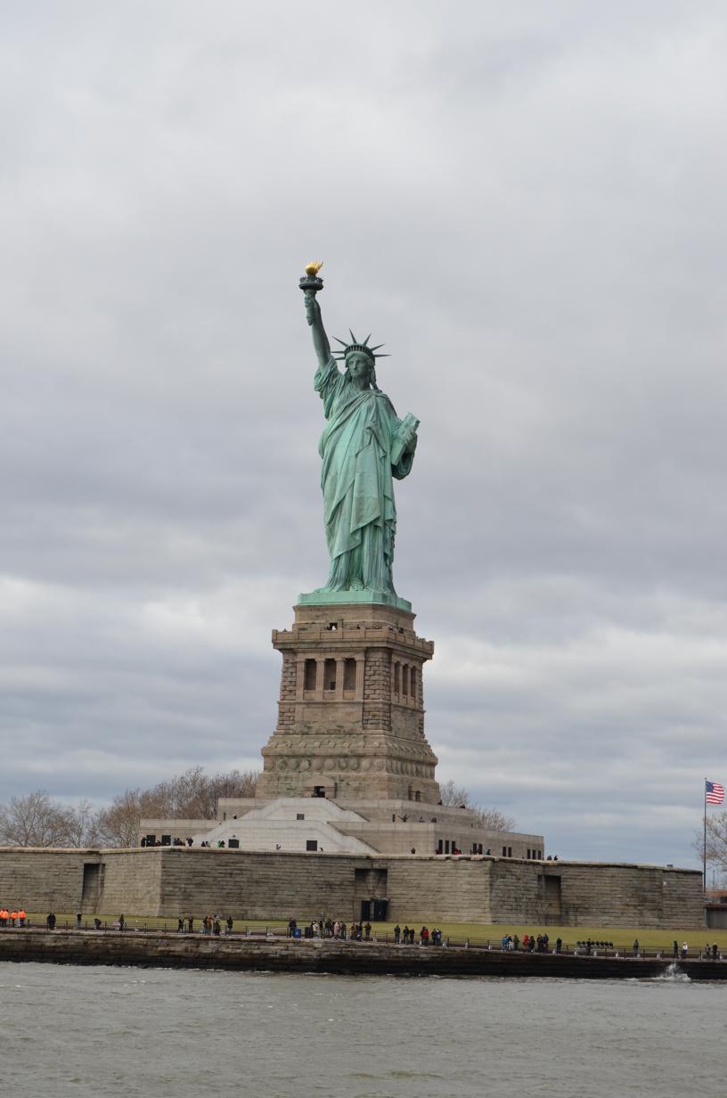 Vapaudenpatsas saarella veneestä kuvattuna