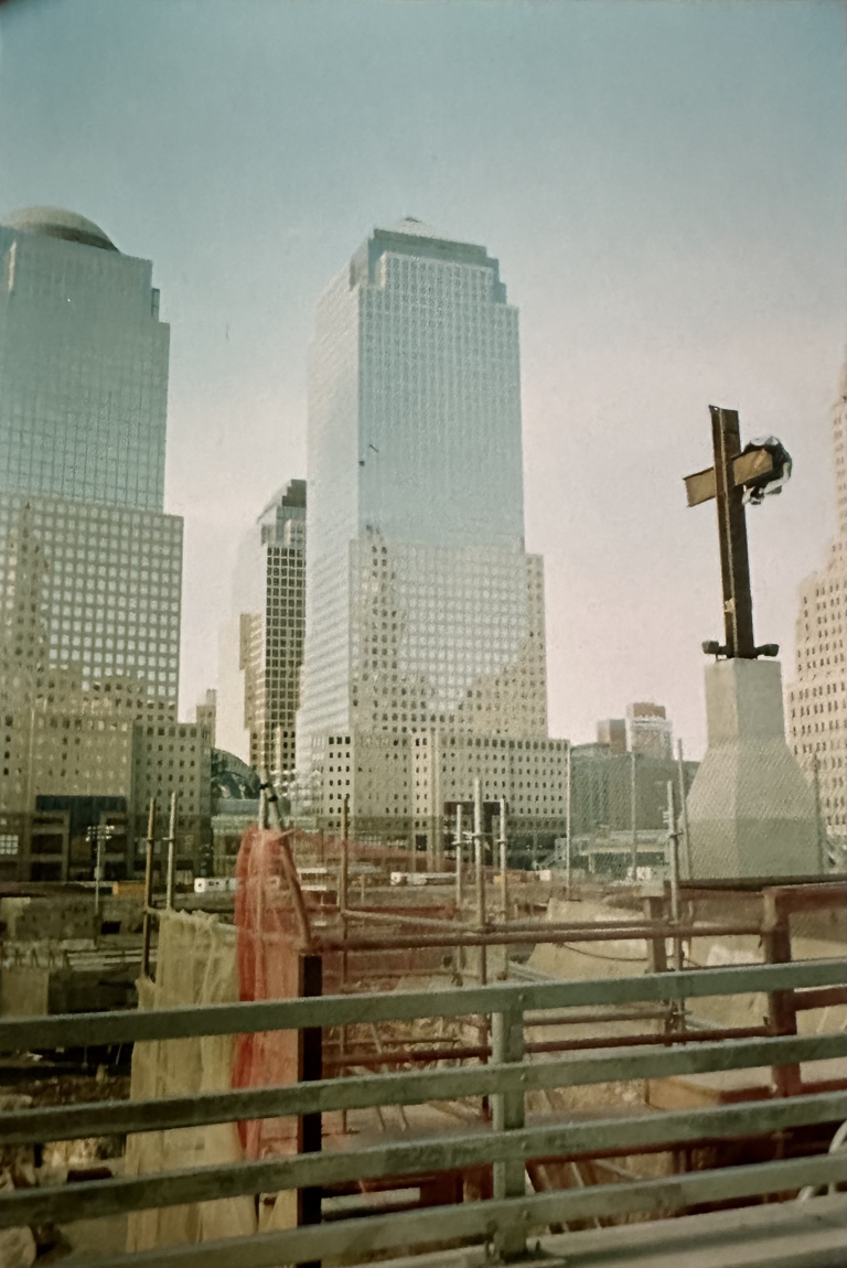 Kaksoistornien rauniot ja uuden tornin rakennustyö 2003